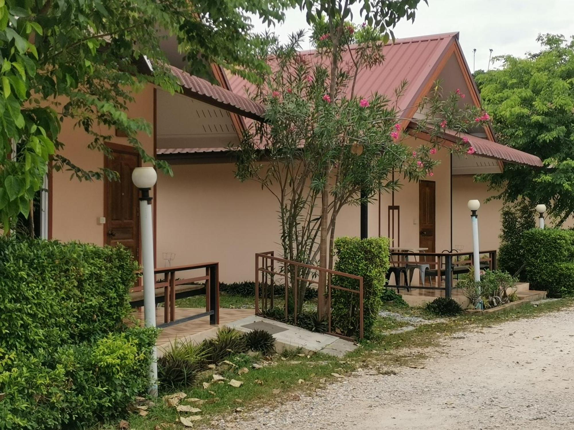 Ban Nong Chum Saeng Numhom Resort מראה חיצוני תמונה